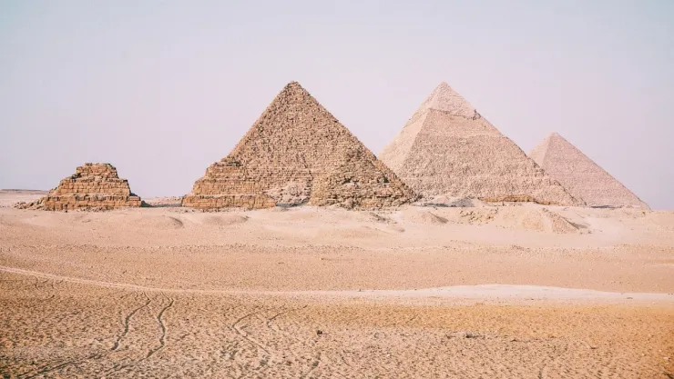 /arqueologia/conoce-piramide-escalonada-zoser-mas-antigua-egipto