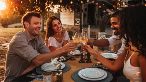 Mesa cuadrada: La psicología dice que la dinámica cambia según la posición; junto a alguien hay apoyo, frente a frente, tensión.