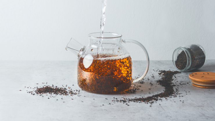 El té negro, la infusión que oscurece las canas, es natural y no maltrata el cabello