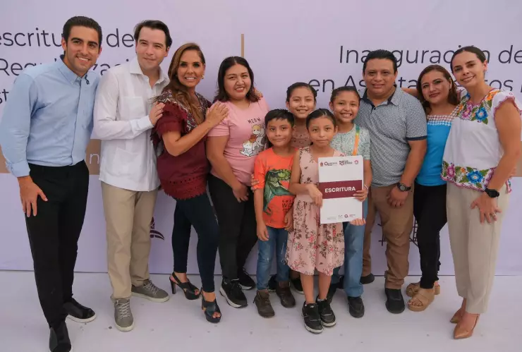 Familias en Cancún reciben escrituras de sus hogares como parte del Programa de Regularización para el Bienestar Patrimonial.