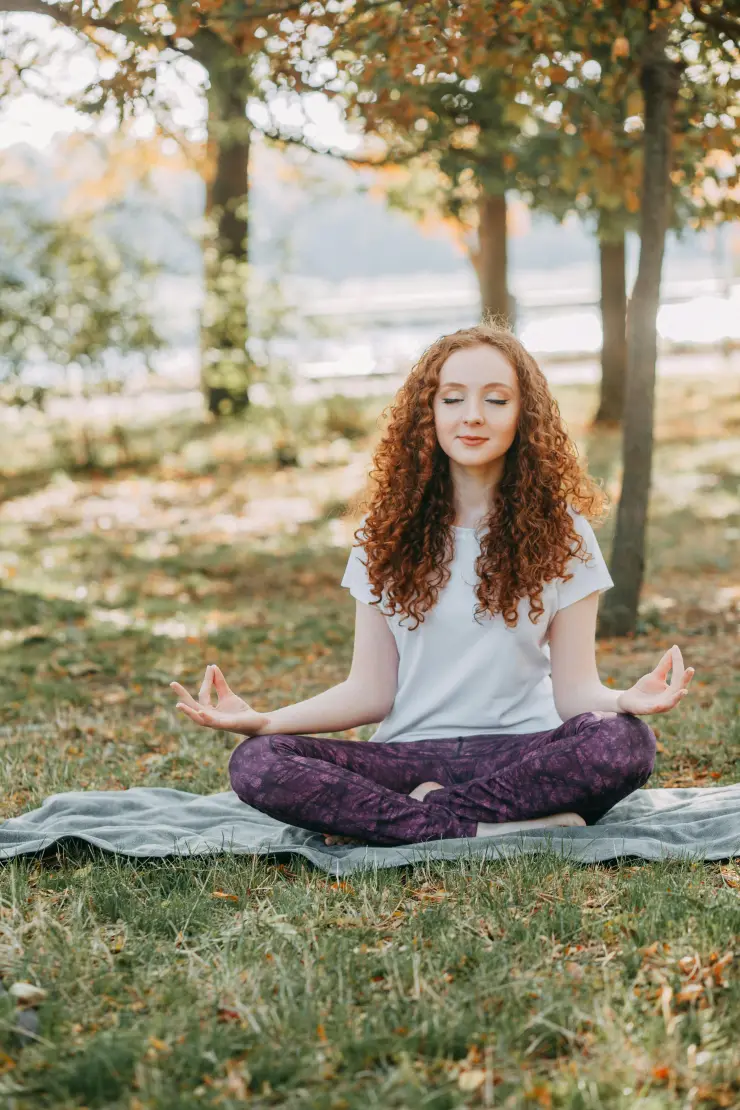 La meditación debe practicarse en un lugar tranquilo, al interior o exterior del hogar