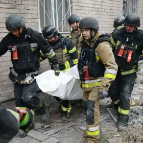 Traslado de un cuerpo luego de ataque aéreo ruso en Zaporiyia, Ucrania.