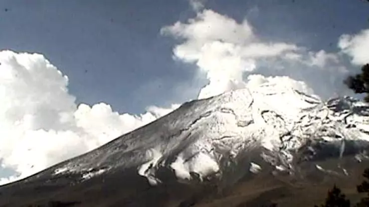 Popocatépetl arroja material incandescente