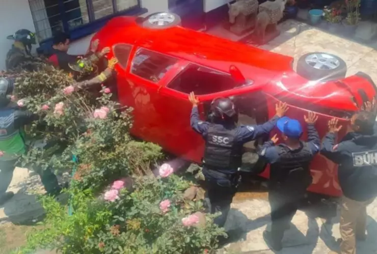 Conductor pierde control de su auto y cae al interior de una casa en Cuajimalpa, CDMX