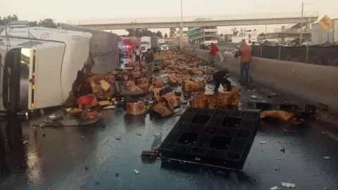 Tráiler que transportaba cervezas se volcó en Zacatecas