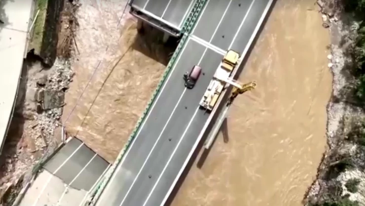 puente-china-derrumba-lluvias-torrenciales-muertos-desaparecidos-video
