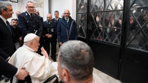 Papa Francisco visita cárcel Regina Coeli en Roma por el jueves santo 17 abril.jpg