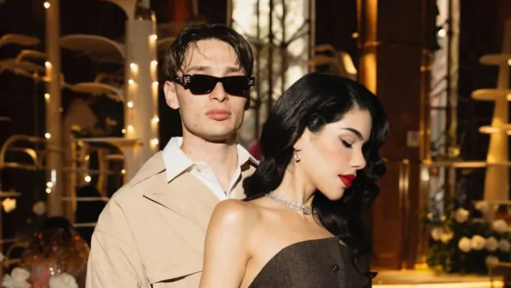 Peso Pluma sorprende a Kenia Os con lujoso regala por su aniversario