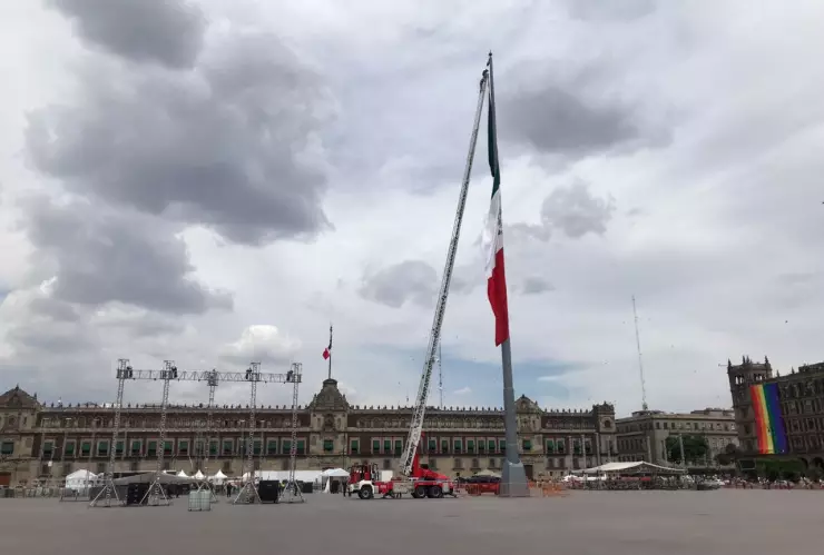 Bomberos bajan bandera monumental del Zócalo que se atoró en el asta