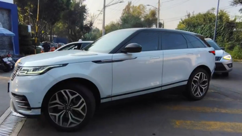 Nicolás Larcamón y su camioneta