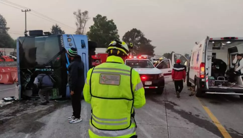 Choque entre tráiler y varios autos