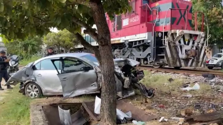 Tren impacta un auto en Minatitlán
