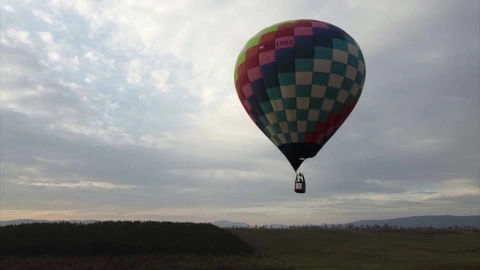 Globos aerostáticos pintan de colores el cielo en Crimea