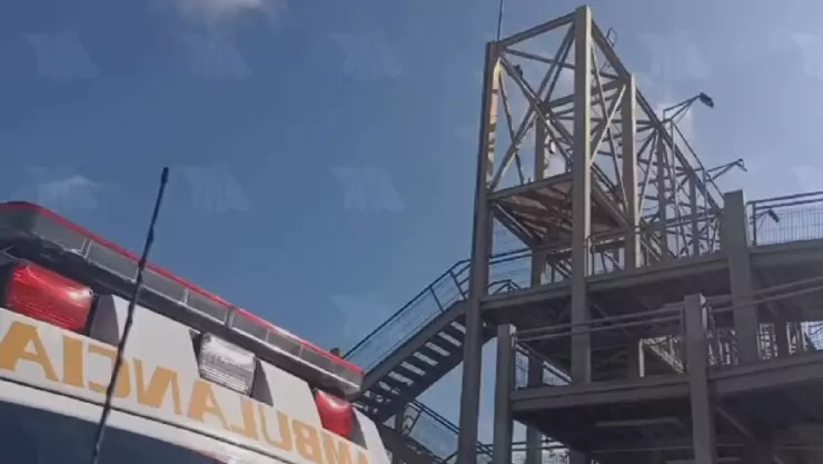 VIDEO_ Persona sube hasta lo alto de un puente peatonal en Los Héroes