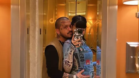 Nodal posa junto a Cazzu y su futuro bebé.