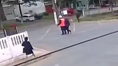 De distracción fatal a viral: El segundo en que una mujer subestima la velocidad de un tren