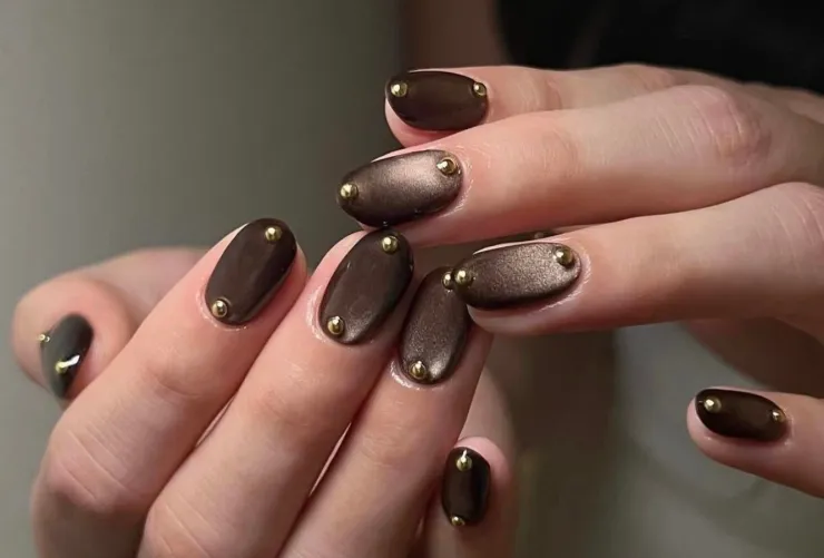 uñas caviar con relieve en perlas