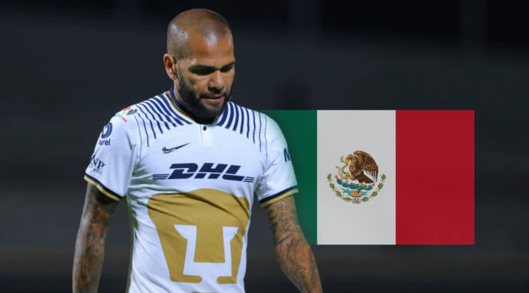 Dani Alves jugando con los Pumas en la Liga MX