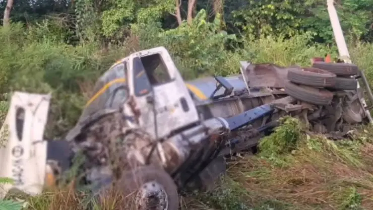 ¡Alerta! Pipa con 20 mil litros de diésel sufre VOLCADURA en la Mérida-Chetumal; ¿reportan heridos?