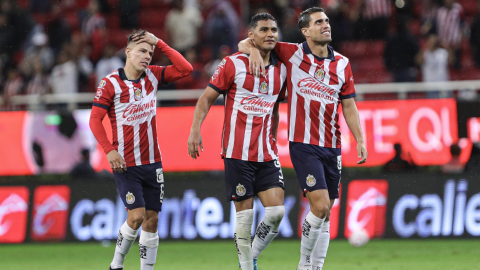 Jugadores de Chivas celebran un gol