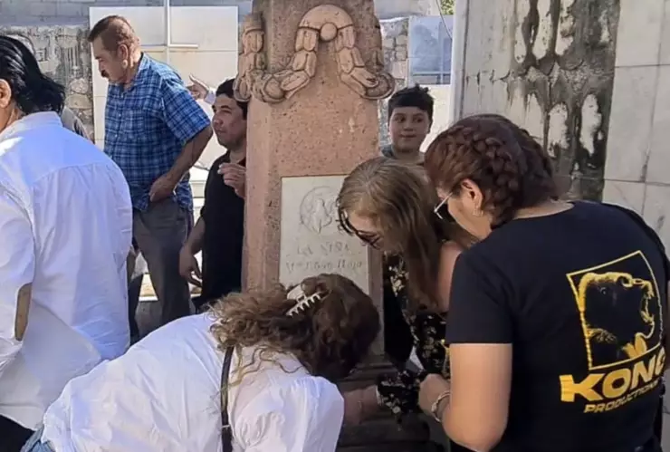 Visitan tumba de María Elisa, niña que murió en 1900 en Culiacán