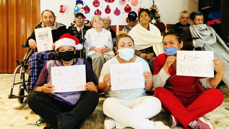 Adultos mayores de la CDMX piden ayuda para recibir regalos en Navidad