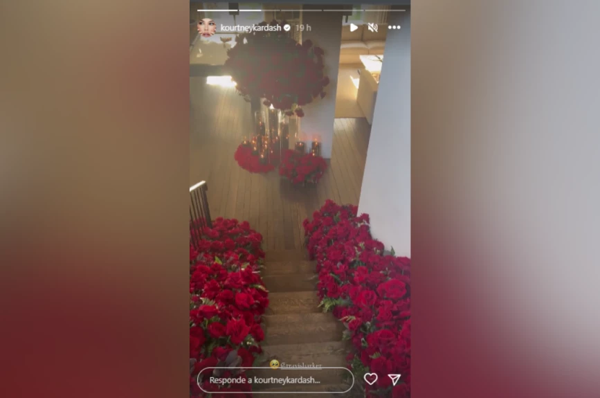 El baterista de Blink-182, Travis Barker, celebró su relación con Kourtney Kardashian a través de un romántico gesto.