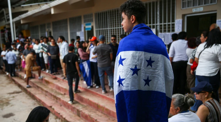 joven con bandera de honduras