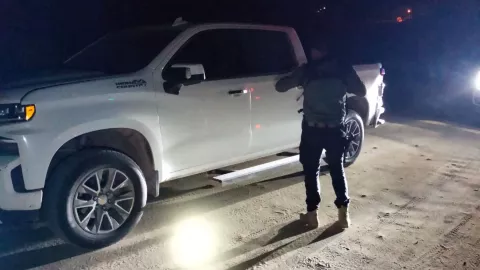 Recuperan en Choix camioneta robada en Culiacán