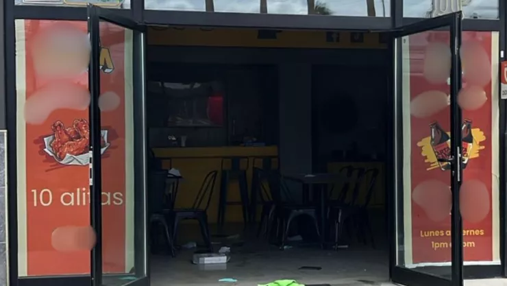 Bomberos atienden incendio tras explosión en horno de negocio en Los Álamos