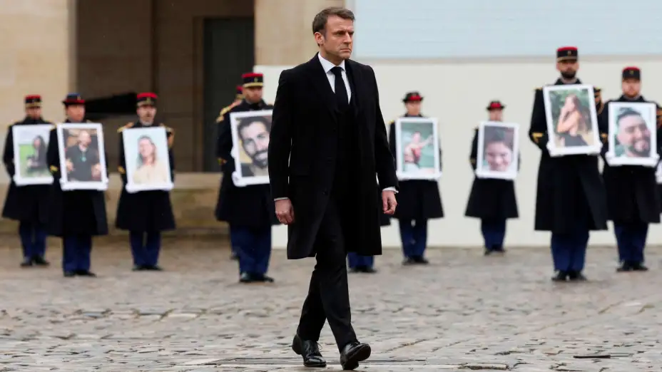 Emmanuel Macron en el homenaje a víctimas francesas del ataque de Hamás.