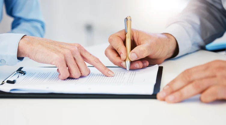 Empleado firma contrato en nuevo trabajo
