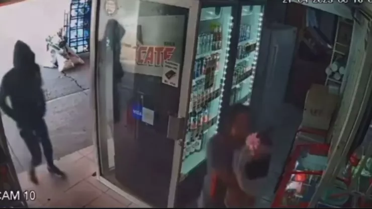 Mujer con bebé en brazos es agredida por encapuchado en tienda de San Luis Potosí