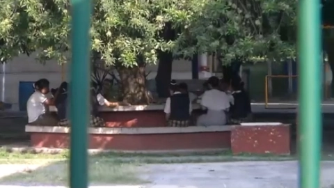 Toman clases en el patio por calor nuevo leon.jpg