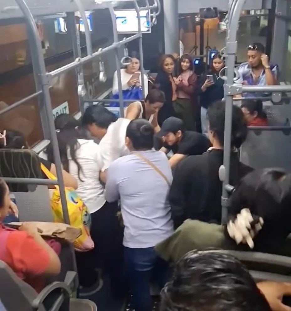 mujeres pelean va y ven