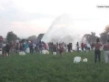 Personas se acercan a la toma clandestina