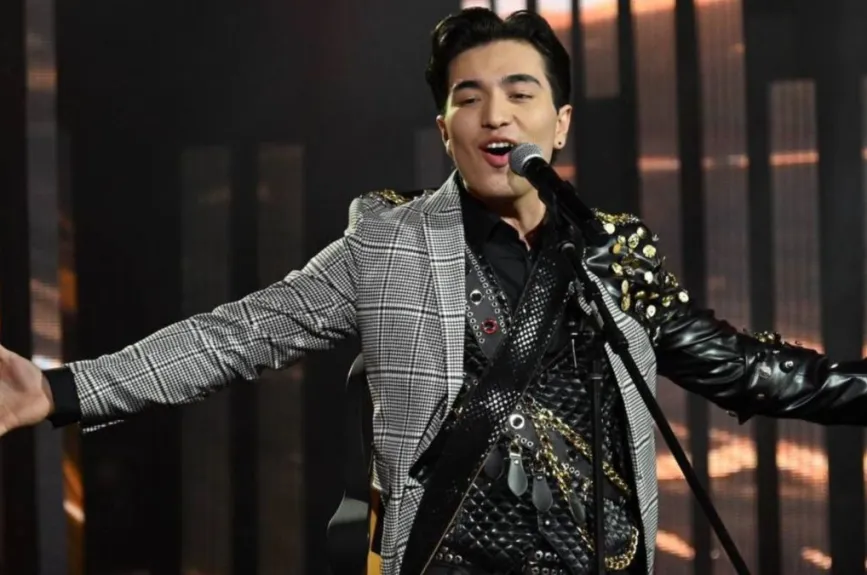 Mike interpretó “Eres mi religión” de Maná, canción que fue fuertemente criticada, pues su presentación, según las opiniones de los expertos, era floja y una pésima copia de Fher de Maná.