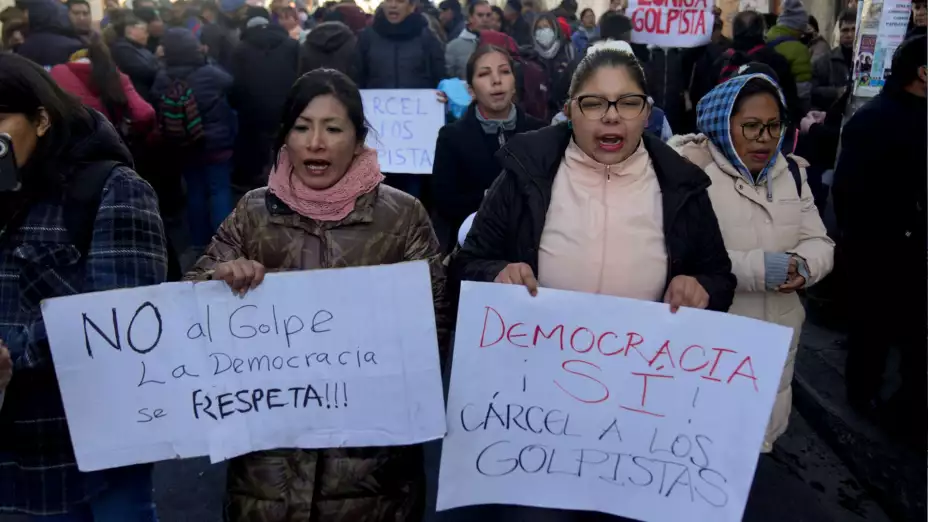 Personas en Bolivia protestan contra golpe militar.