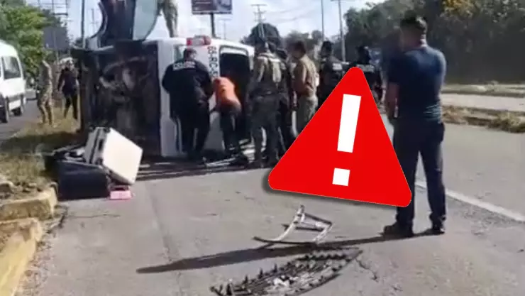 ¡Al momento! Fuerte volcadura de van en la carretera Cancún-Puerto Morelos deja heridos tras el accidente