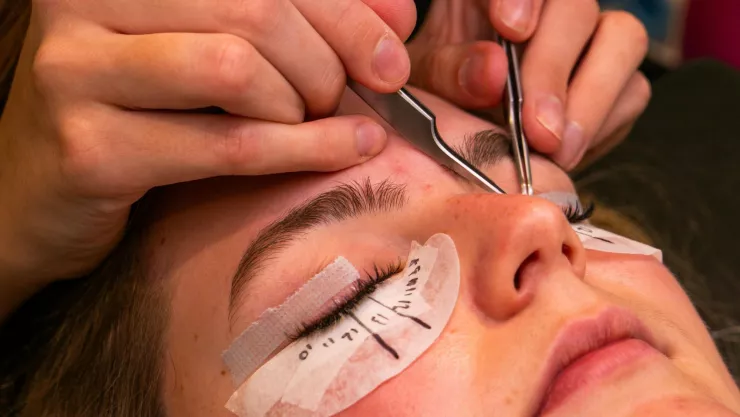 Los diseos de pestañas que mejor quedan en los ojos caídos y por qué