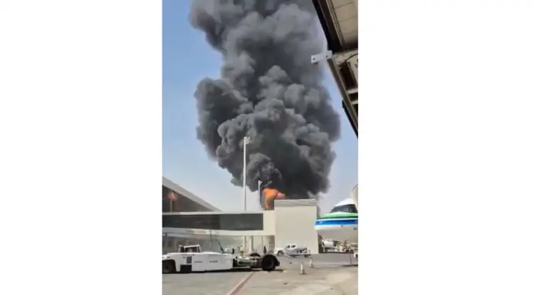 Columna de humo negro y llamas en el Aeropuerto Internacional Rey Jalid, en Arabia Saudita.