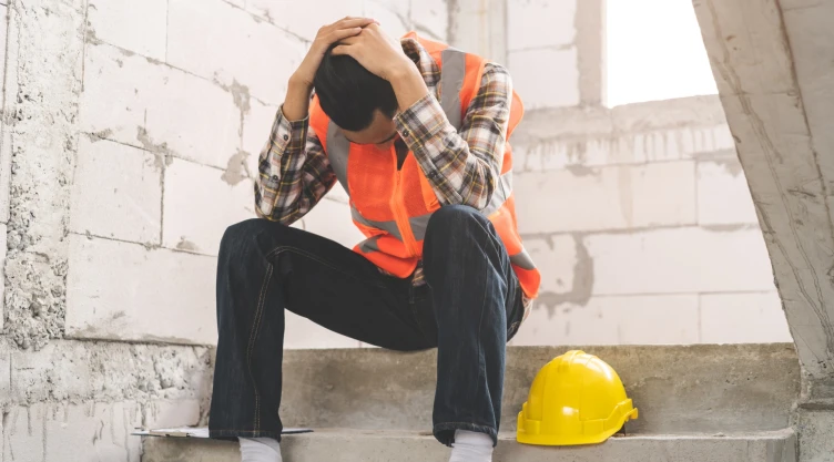 Empleado de construcción se lamenta
