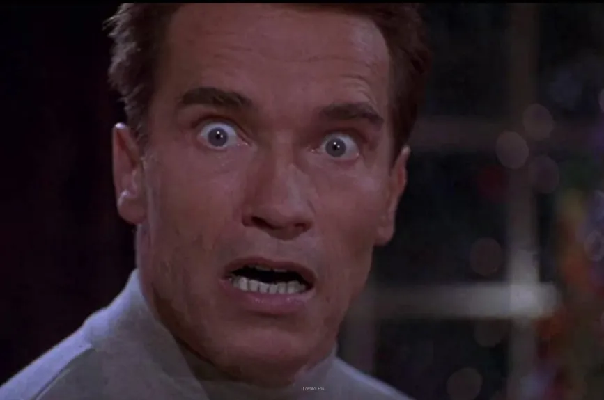 Escena de la película ‘El Regalo Prometido’ (Jingle All The Way) por Azteca 7.