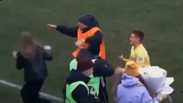 Guardia arruina pedida de mano en partido