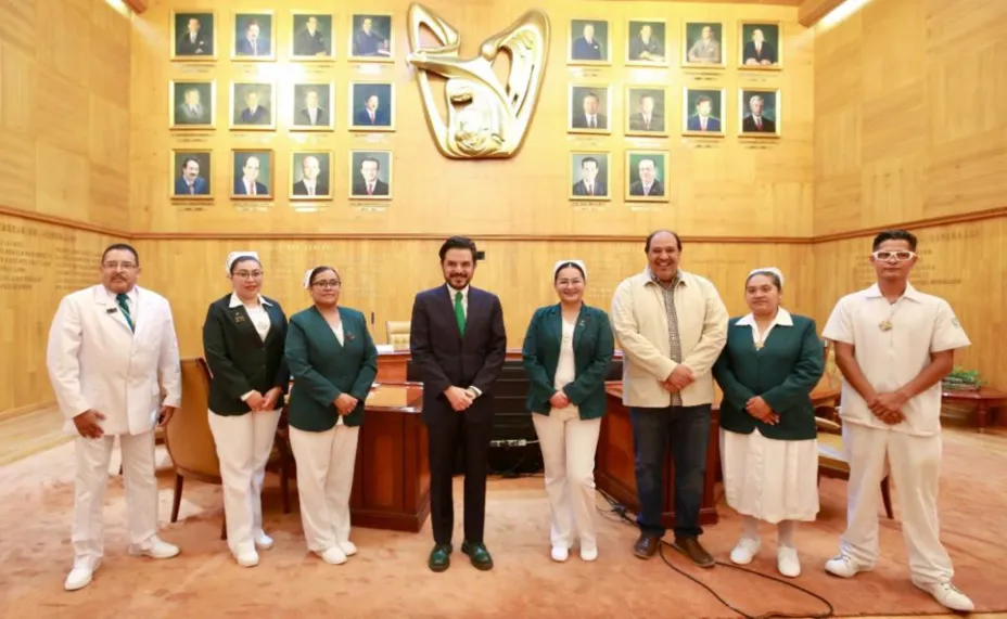 Enfermeros IMSS homenaje.jpg