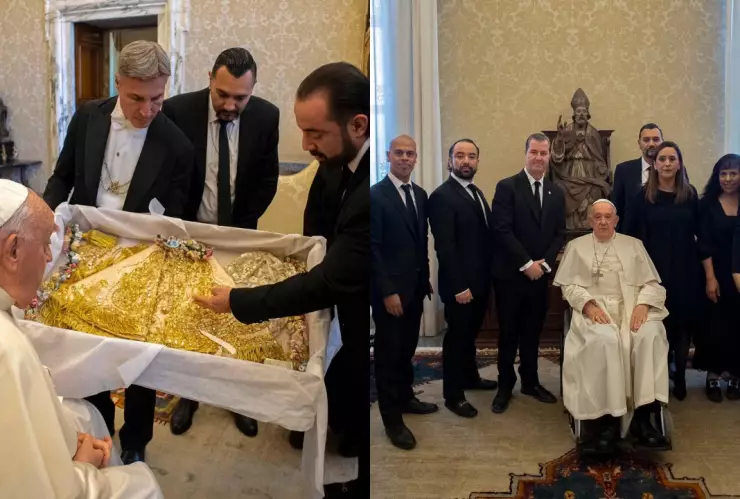 El Papa Francisco bendice su manto en el vaticano en una audiencia especial