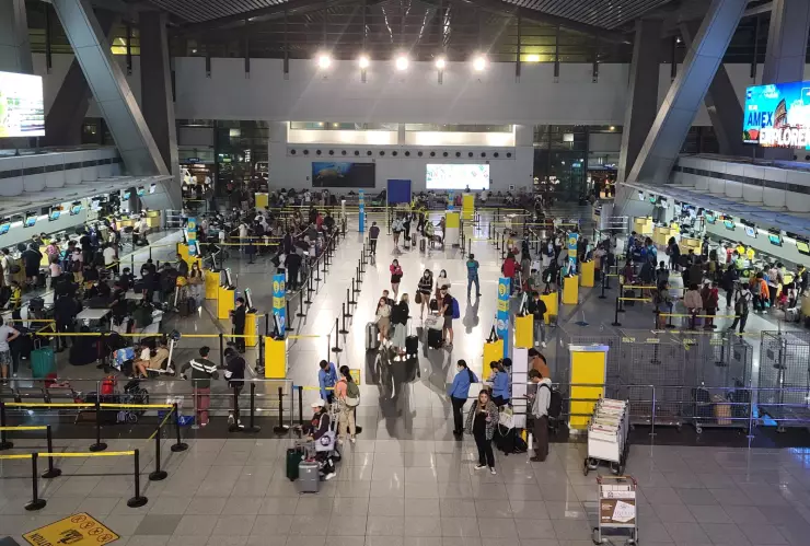 Viajeros forman fila en aeropuerto de Tampa, Florida