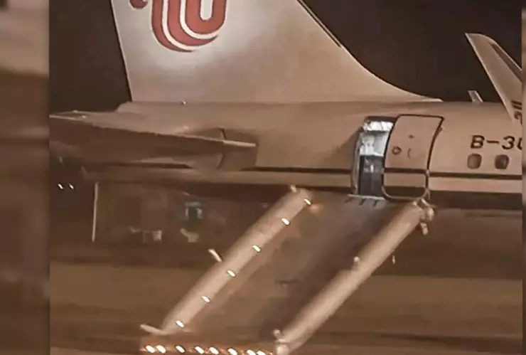 Mujer abre puerta de emergencia de avión