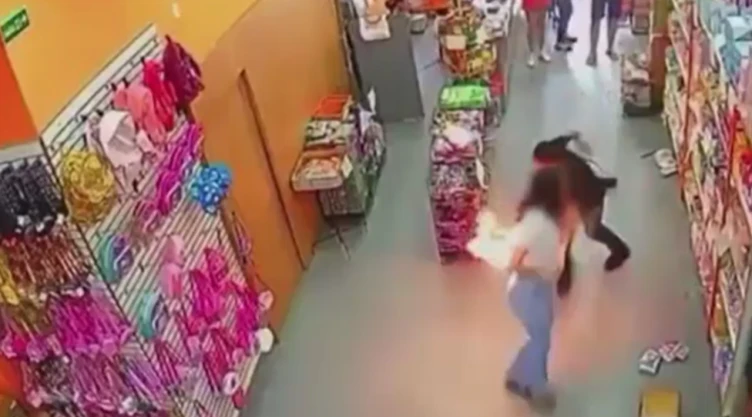 Celular explota en la bolsa trasera del pantalón de una joven en Brasil