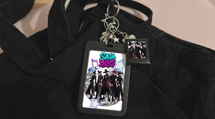 5 ideas de photocards de Saja Boys Neón ideales para regalar a una fan de KPop Demon Hunters